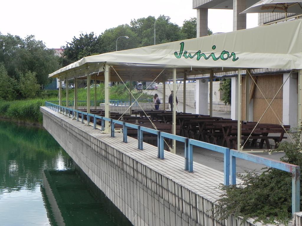 Garni Hotel Junior Bratislava Dış mekan fotoğraf